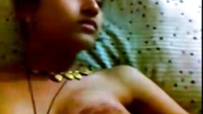 สาวผมบลอนด์อาบน้ำในห้องน้ำและดึงหีขนดกของเธออย่างแข็งขัน วิดีโอ กา ตู น โป้