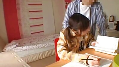 ความงามที่เปลือยเปล่าได้ตูดของเธอเข้าไปในกล้องและเริ่มกระตุกหีของเธอ วิดีโอ โป๊ ภาพ คม ชัด .